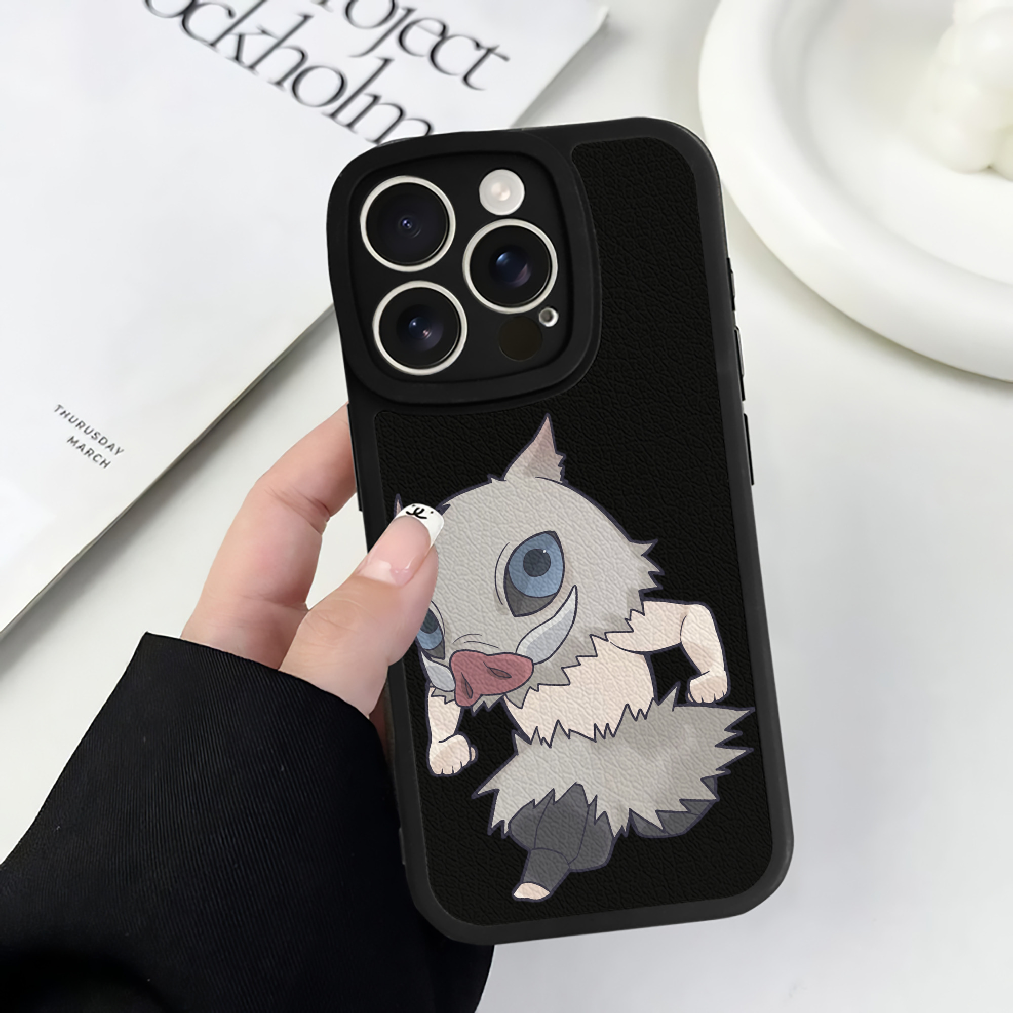 （画像用） 鬼滅の刃（きめつのやいば）嘴平 伊之助／はしびら いのすけ Hashibira Inosuke 【iPhone 16シリーズ対応】シリコンスマホケース（レザー調） 材質：シリコン